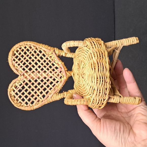 Vintage wicker heart-shaped back doll/bear  armchair - Picture 5 of 7